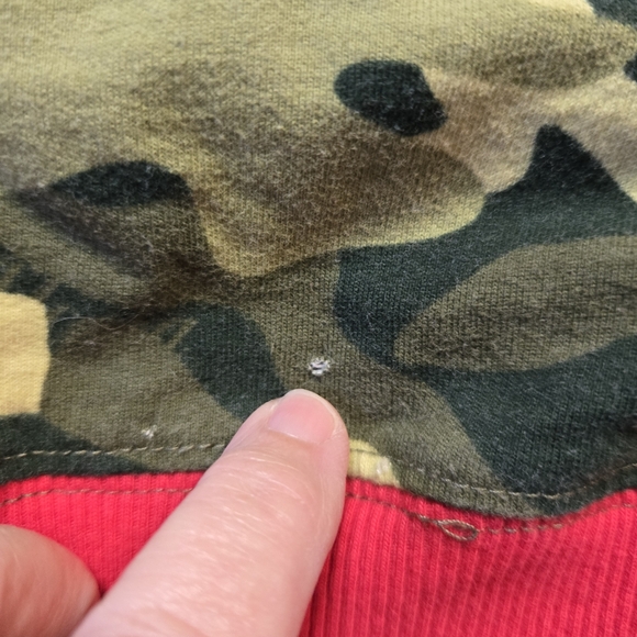 CocaCola Womens Camouflage Red Accent Cropped Long Sleeve Sweatshirt Size XS B21 - Picture 7 of 7